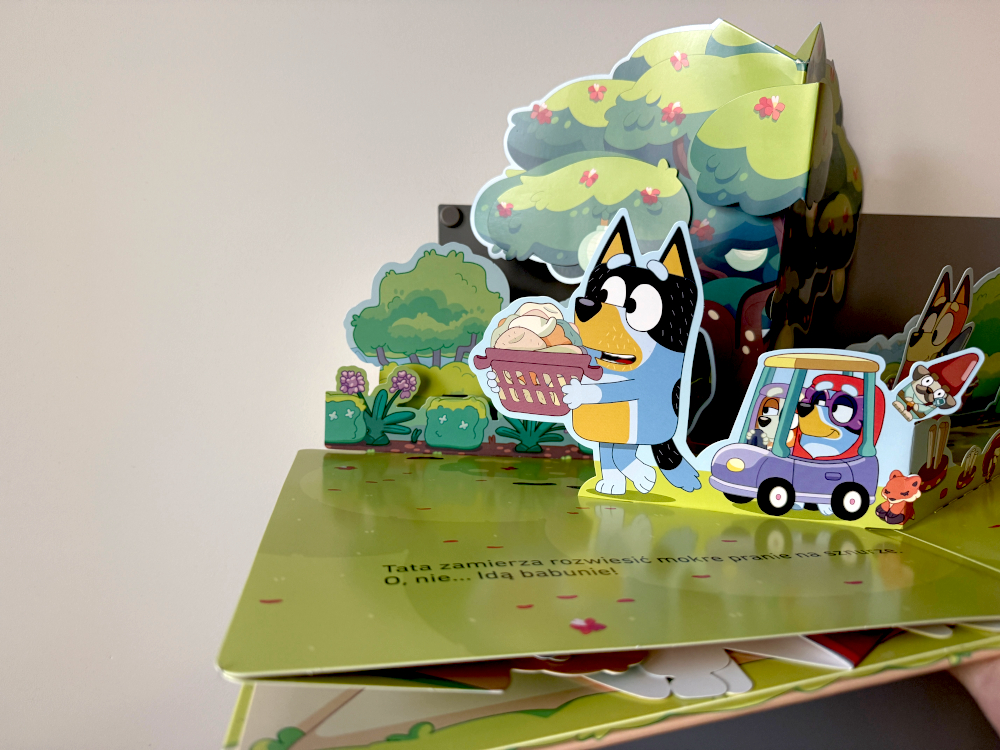 Detale książki o Bluey kolorowe ilustracje i elementy do rozkładania
