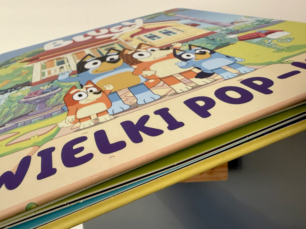 kolorowa książka dla dzieci na stoliku w pokoju malucha