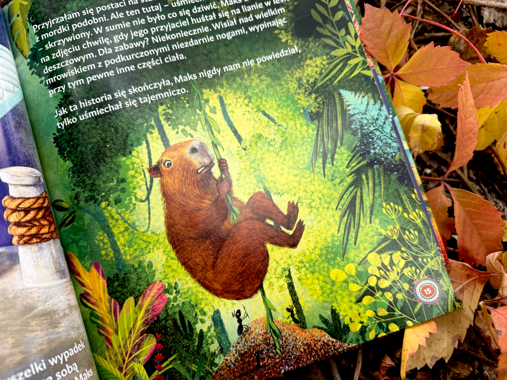 Kapibara zwisająca z gałęzi z pupą nad mrowiskiem