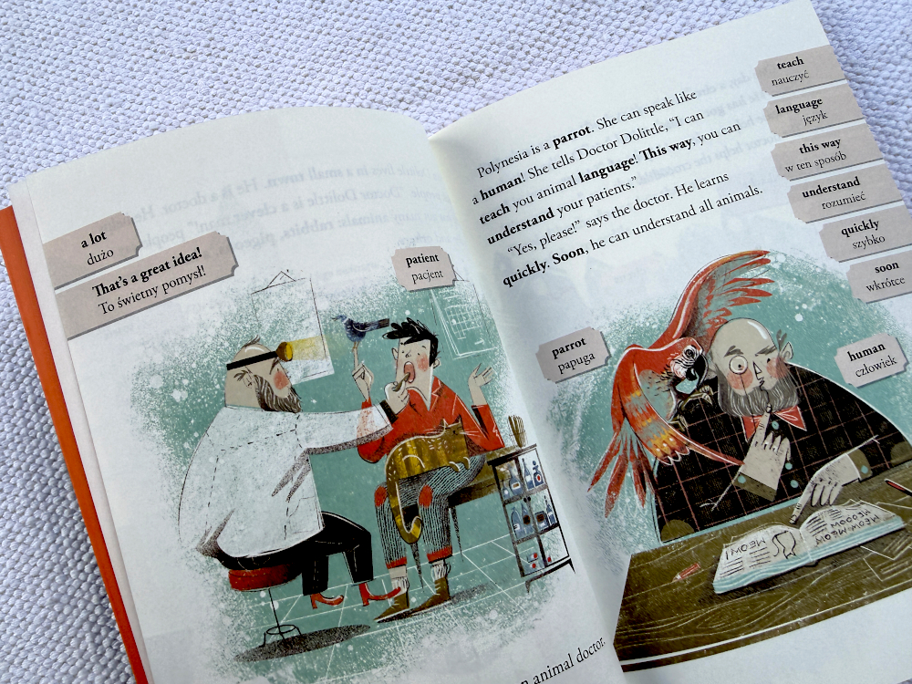 Doktor Dolittle pochyla się nad papugą Polinezją, ucząc się jej języka.