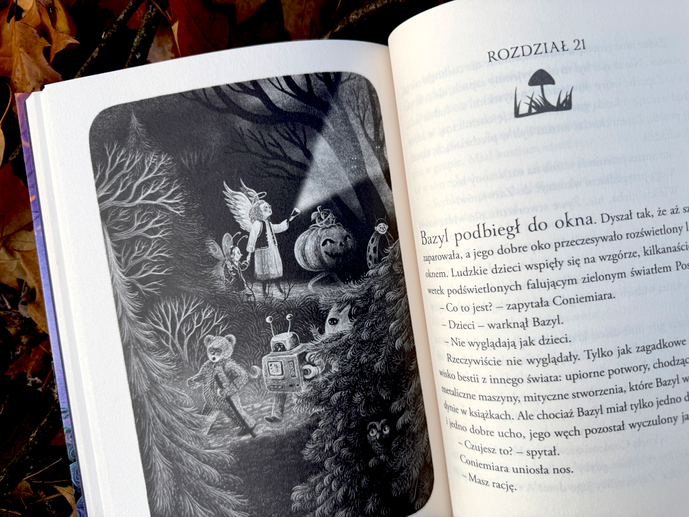 Ilustracja Martwego Lasu z książki Lis z Martwego Lasu – mroczne drzewa, omszałe zbocza i mgła.