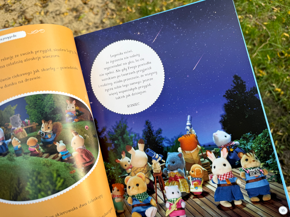 Grupa bohaterów Sylvanian Families stoi razem na wzgórzu w jasną noc, spoglądając w niebo pełne spadających gwiazd. Zwierzątka o miękkim futerku i przyjaznych twarzach patrzą z zachwytem na rozświetlone niebo, dzieląc się magiczną chwilą wspólnego podziwiania natury.