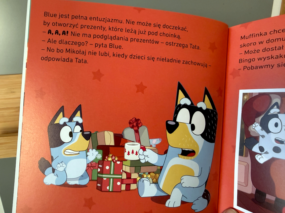 Bluey i Tata bawią się w Mikołaja Werandziaka podczas rodzinnych świąt – radosna scena z książki Bluey  Mikołaj Werandziak