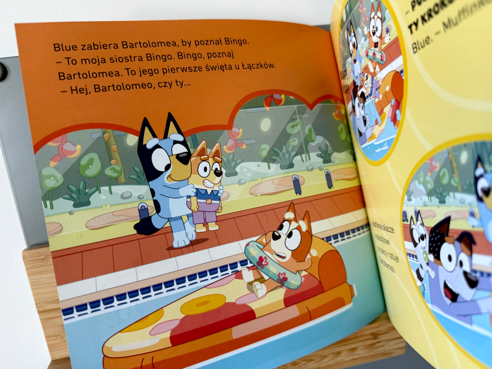 Bluey i jej rodzina spędzają święta nad basenem – letnia, słoneczna scena z książki Święta z Bluey