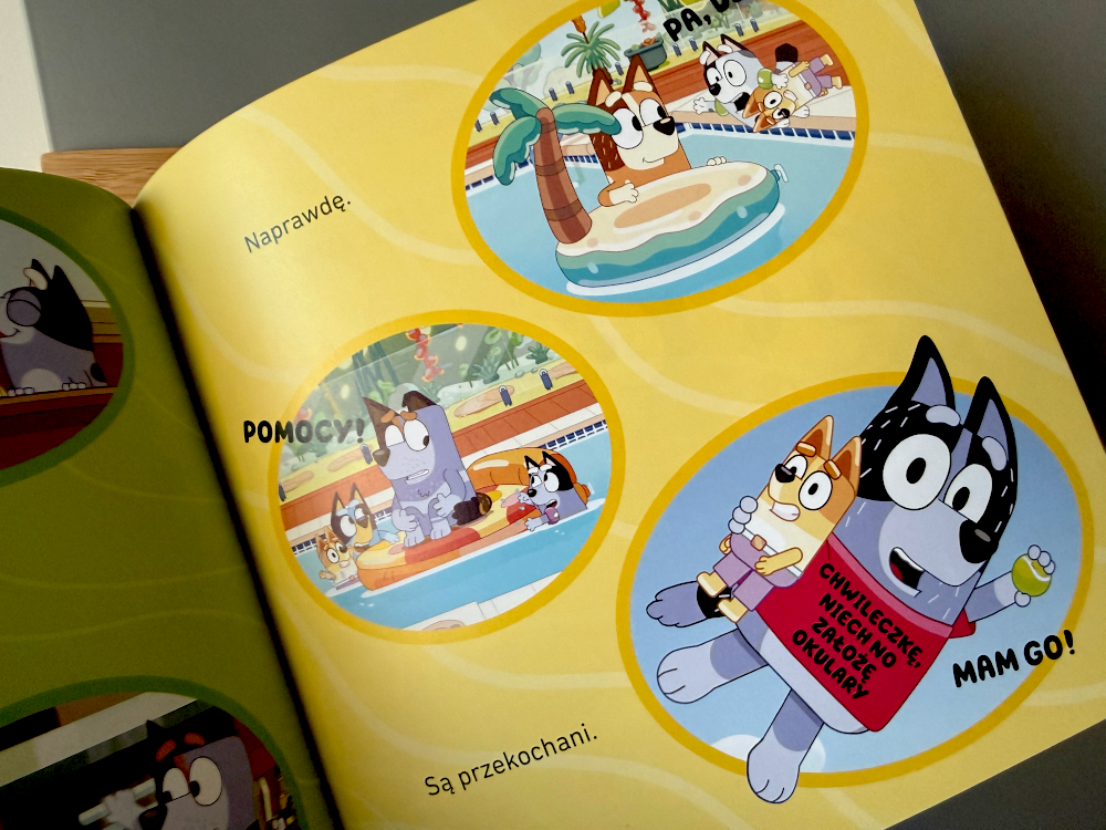 Bluey i nowa zabawka Bartolomeo podczas świątecznej zabawy w domu Łączków – fragment książki Święta z Bluey