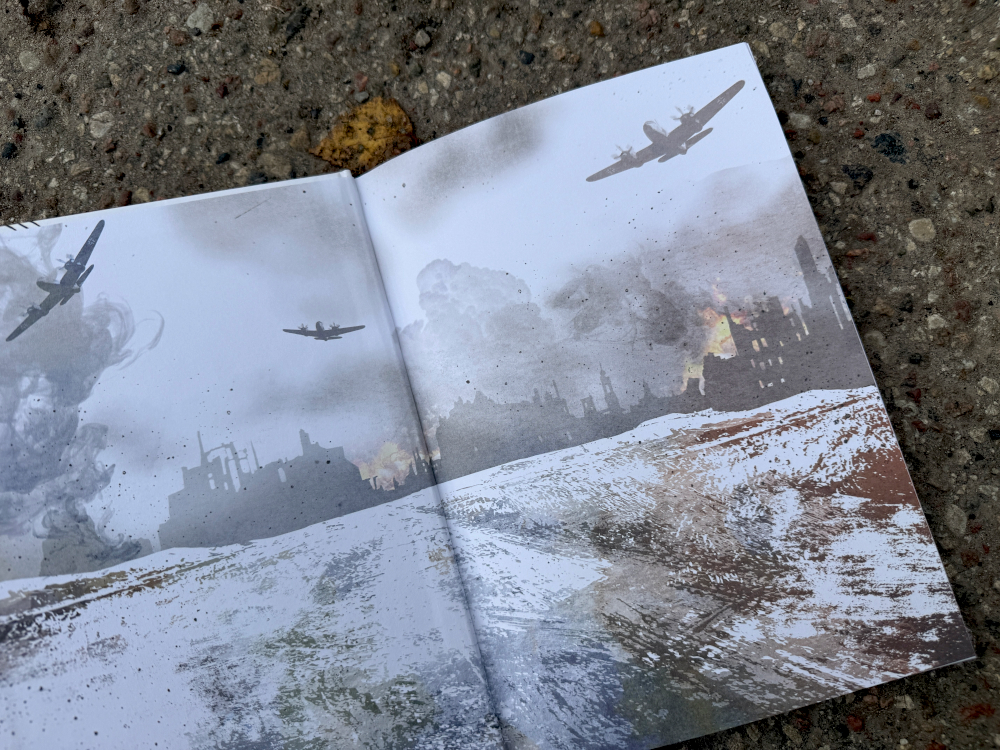 Książka Konspiratorka sfotografowana w ciepłej aranżacji z kwiatami – idealna lektura na jesienny wieczór.