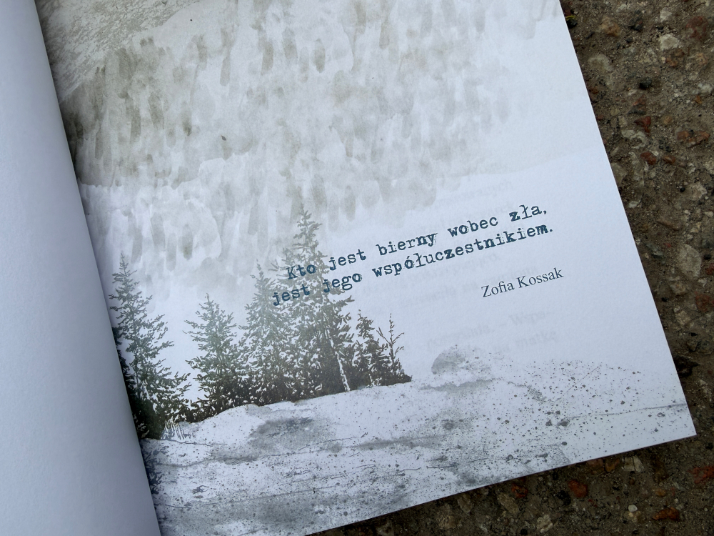 Strona z książki Konspiratorka z cytatem " Kto jest bierny wobec zła, jest jego współuczesnikiem"