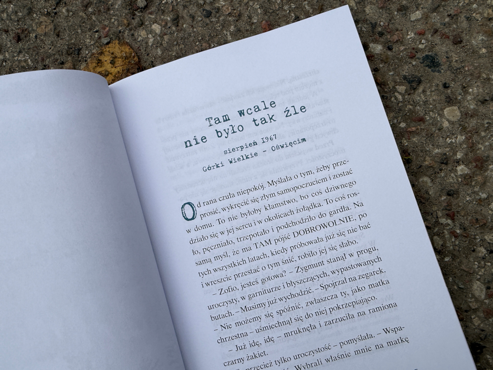 Strona z książki Konspiratorka z fragmentem opisującym życie Zofii Kossak w czasie wojny.