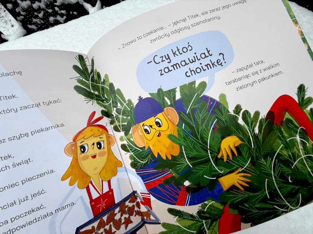 Ilustracja z książki Titek i magia świąt: tata wchodzi do domu z dużą zieloną choinką, pytając „Czy ktoś zamawiał choinkę?”. Obok stoi Tosia z blachą świeżo upieczonych pierniczków. W tle widać kuchnię i przygotowania do Wigilii.