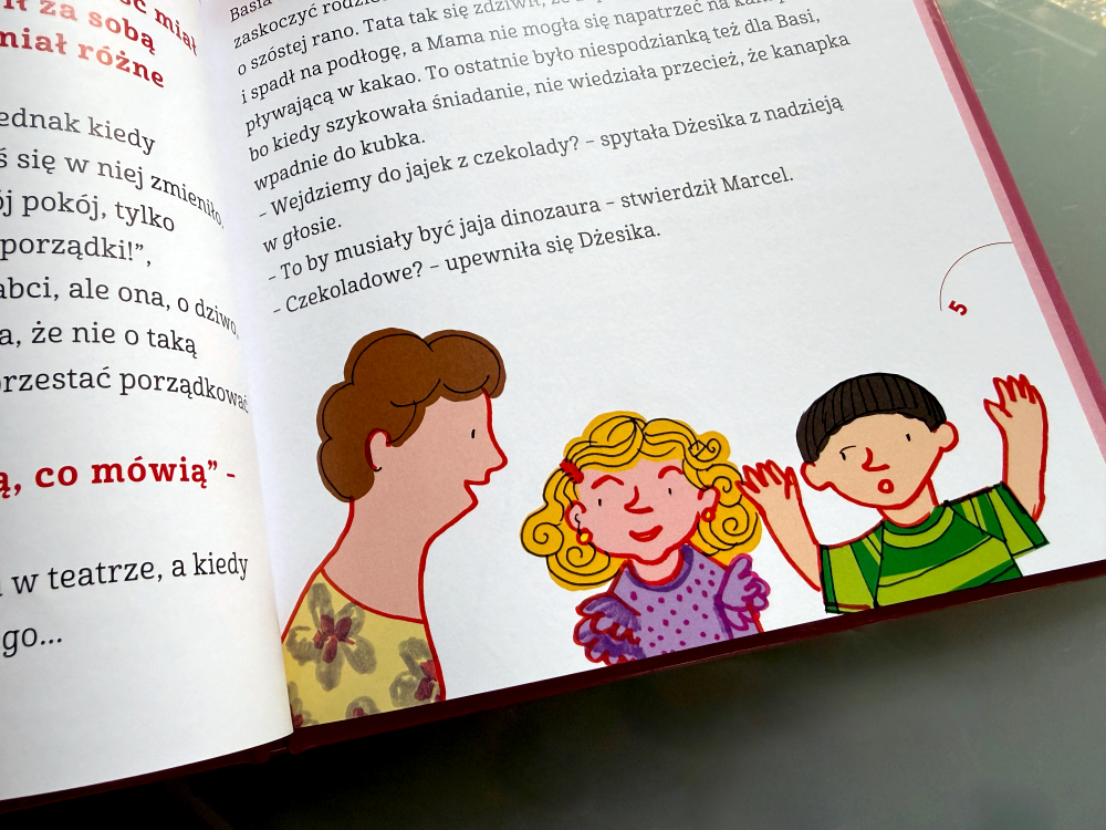 Dzieci z przedszkola rozmawiają  o przedstawieniu