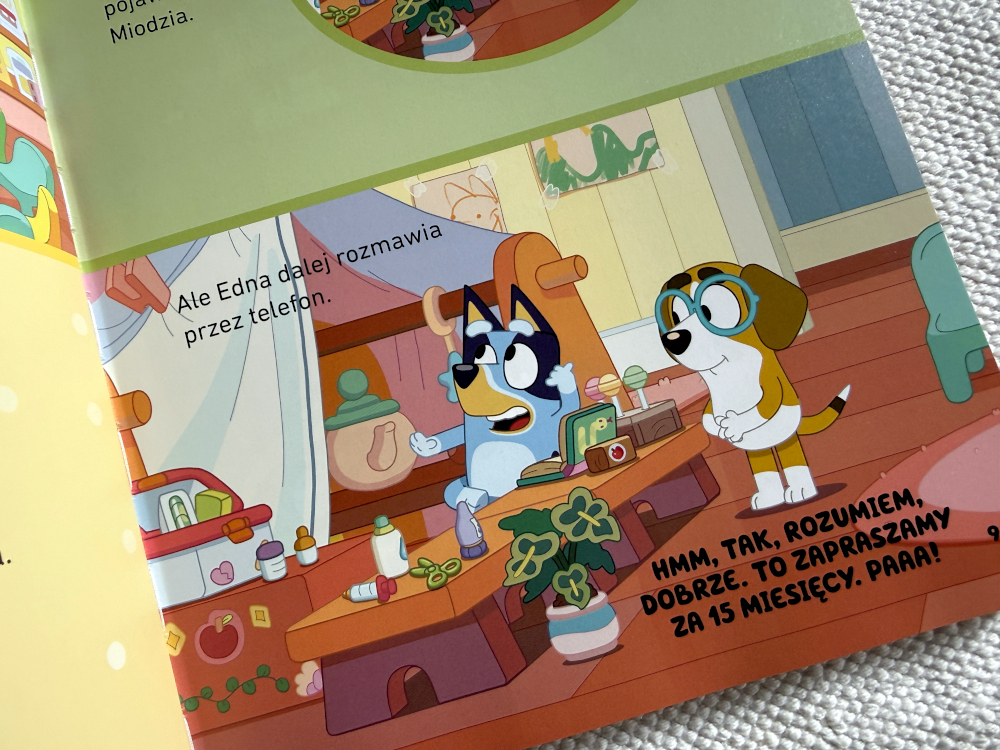 Bluey i Bingo bawią się w gabinet lekarski. Bingo przebrana za lekarza, Bluey jako recepcjonistka. W tle kolorowe zabawkowe akcesoria medyczne i pluszowi pacjenci.

