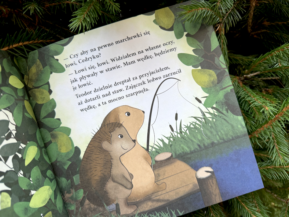 Ilustracja z książki Cedryk i Teodor, przedstawiająca Cedryka i Teodora siedzących na pomoście z wędką, otoczonych zielenią i liśćmi; scena z rozdziału o „Łowach”.