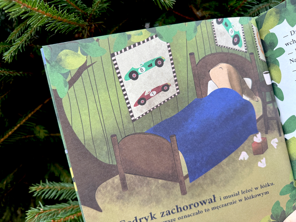 Ilustracja z książki Cedryk i Teodor, pokazująca Cedryka leżącego choro w łóżku w zielonym pokoju z plakatami wyścigówek na ścianie; scena z początku rozdziału „Wycieczka”.