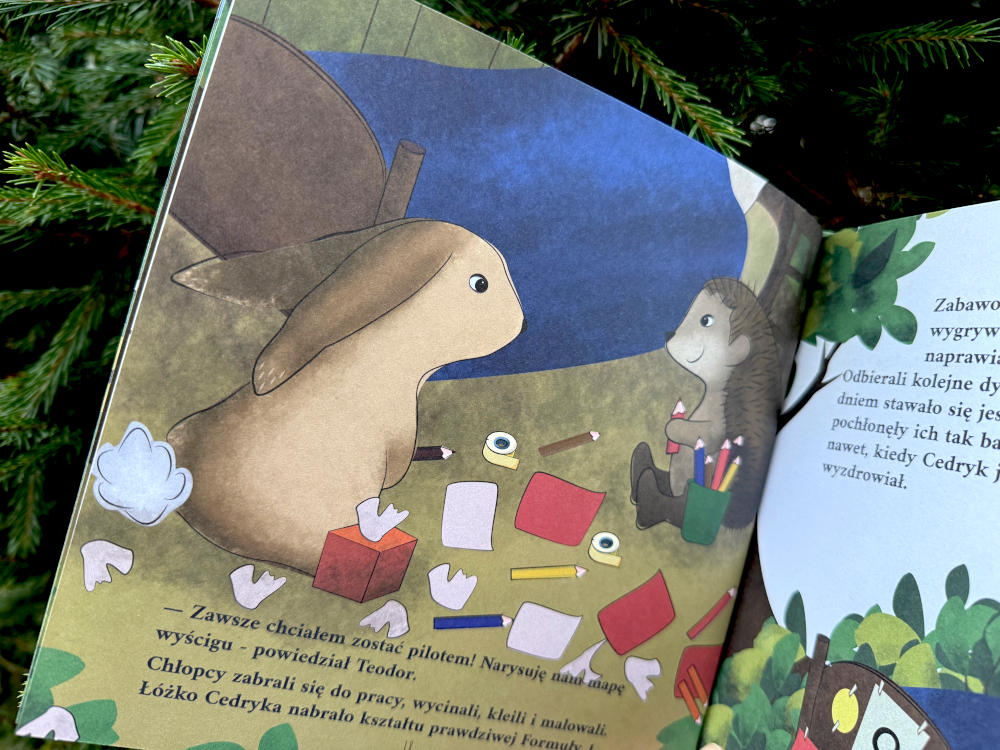 Ilustracja z książki Cedryk i Teodor, przedstawiająca Cedryka i Teodora bawiących się w wyścigi, otoczonych papierami, kredkami i wycinankami; scena z rozdziału „Wycieczka”.