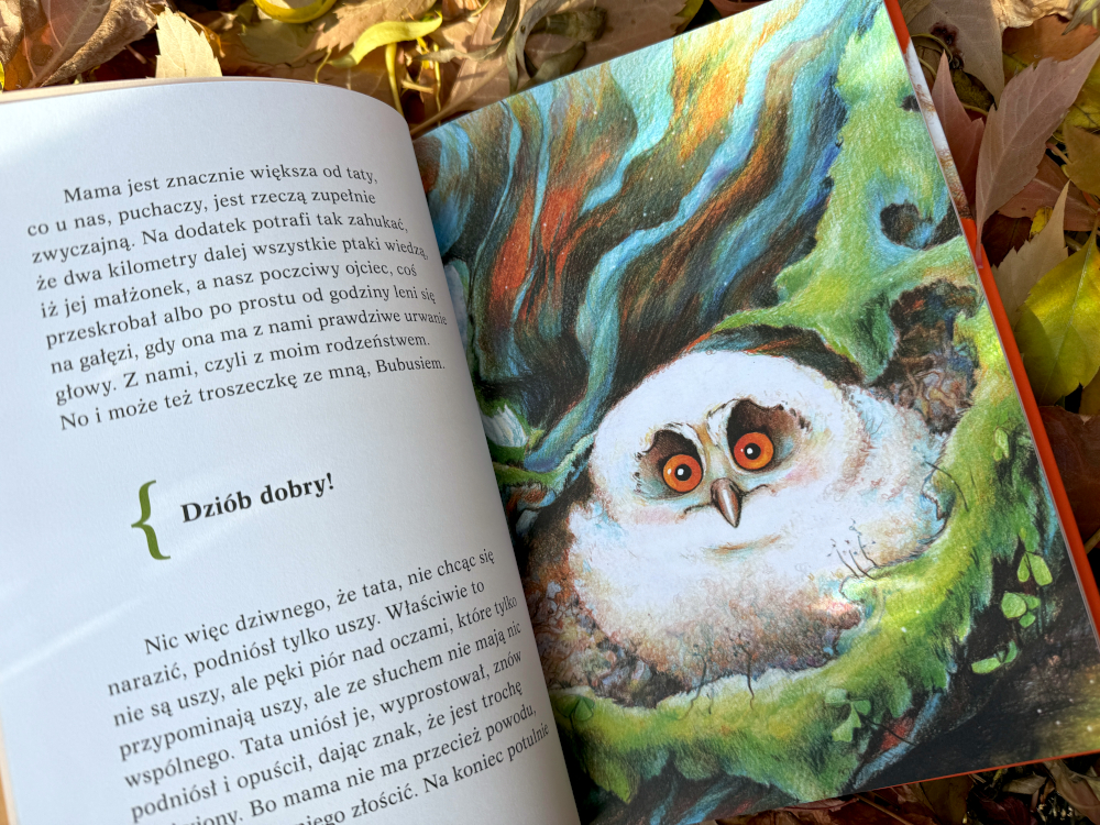 lustracja z książki Pogoda dla Puchaczy – Jesień: młode puchacze siedzą w gnieździe na gałęzi, otoczone jesiennymi liśćmi.