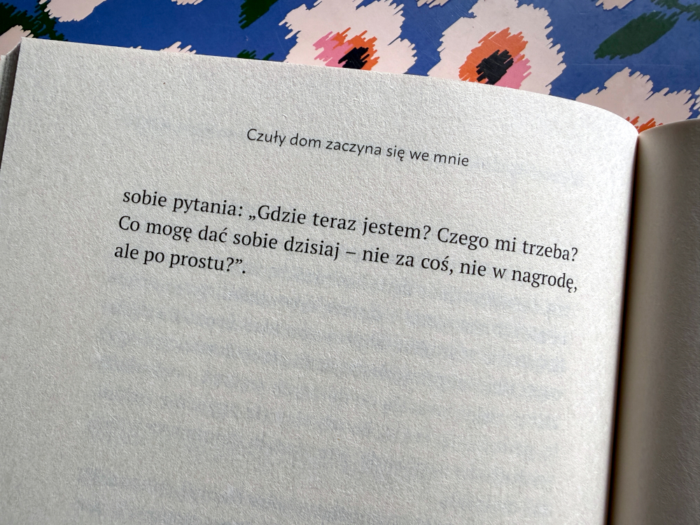 Ilustracja relacji rodzic–dziecko z książki Czuły dom zaczyna się we mnie – ciepła scena symbolizująca bliskość, wsparcie i zrozumienie w rodzinie.