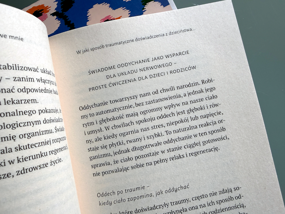 Fragment rozdziału Małe kroki ku regeneracji – strona z prostymi wskazówkami, jak zadbać o ciało i umysł.