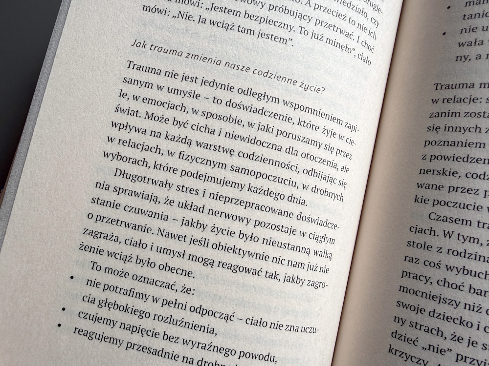 odzienne rytuały wspierające spokój – ilustracja z książki Czuły dom zaczyna się we mnie – obrazek przedstawiający relaksującą rutynę dnia.