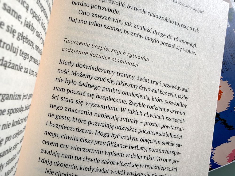 Praca z przekonaniami – strona z książki Czuły dom zaczyna się we mnie – przykład prostego ćwiczenia zmieniającego sposób myślenia.