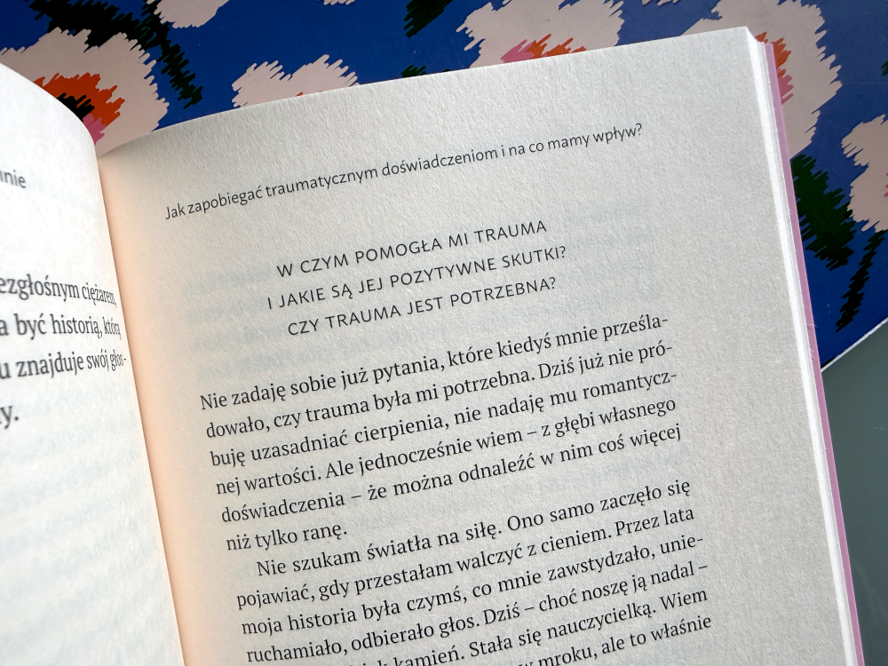 Ćwiczenia oddechowe dla dzieci – ilustracja z książki Czuły dom zaczyna się we mnie – grafika pokazująca dziecko uczące się spokojnego, świadomego oddechu.