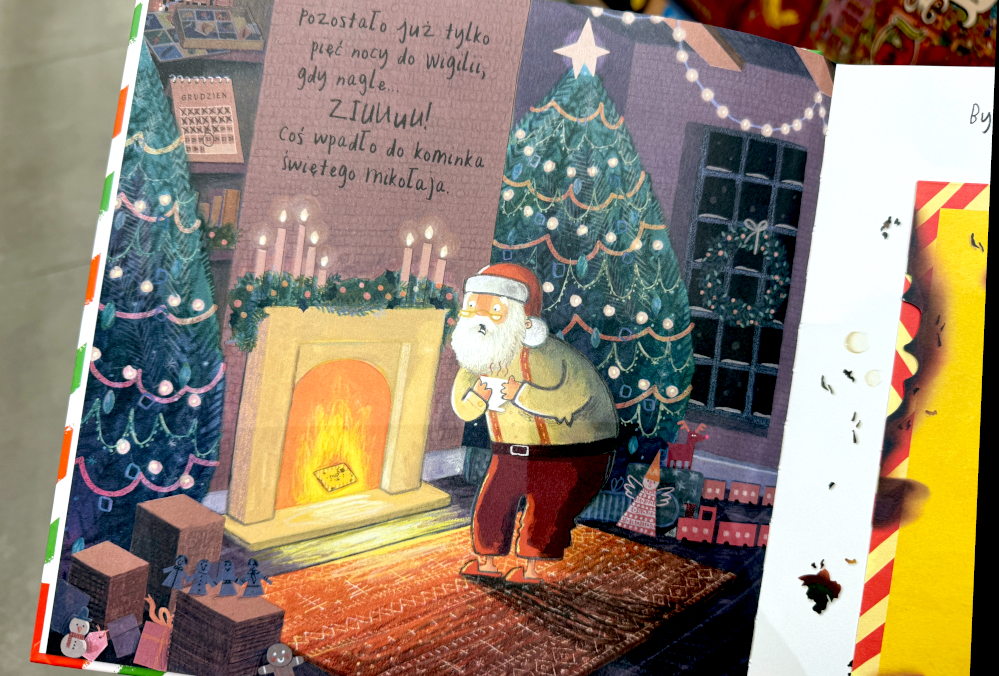 Ilustracja z książki Listy do Świętego Mikołaja na której przez komin w domu Mikołaj wpada lis