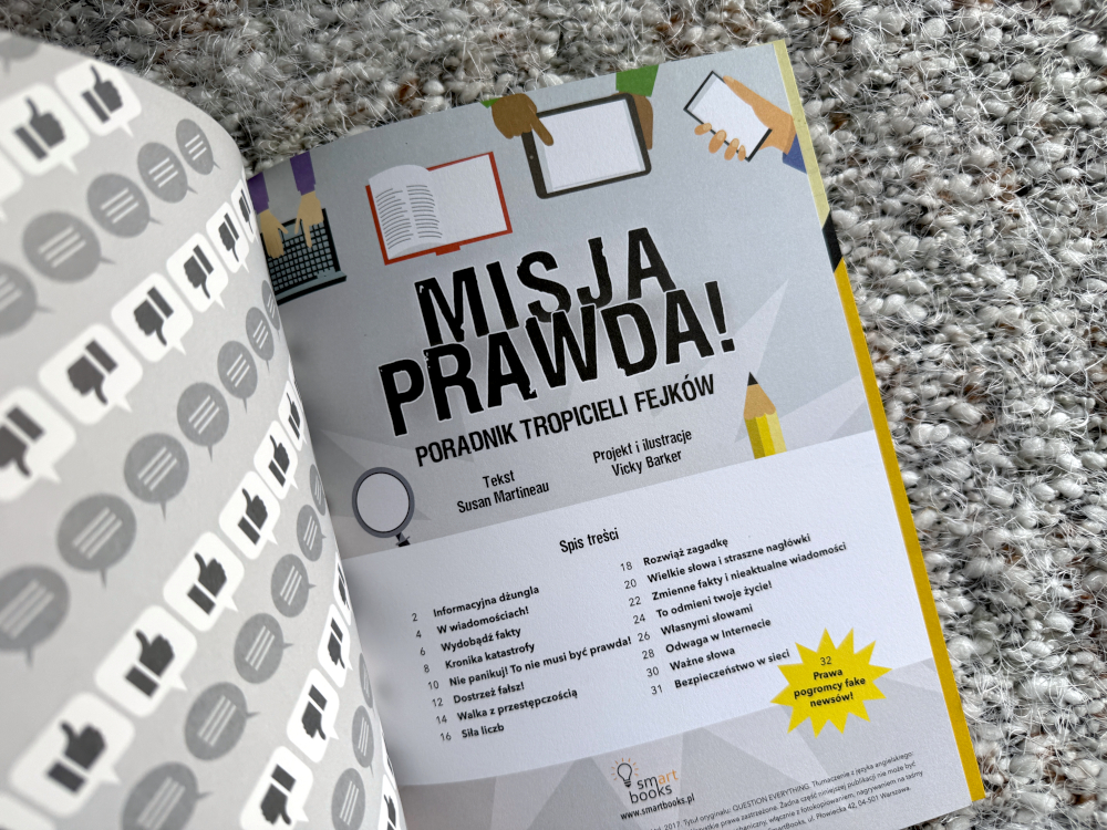 Rozkładówka z książki Misja Prawda przedstawiająca rozdział Informacyjna dżungla – kolorowe infografiki o mediach i emocjach.