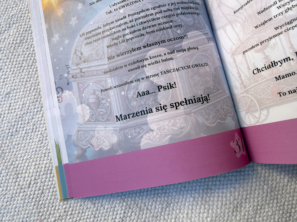 Wnętrze książki dla dzieci z pastelowymi rysunkami i dialogami pełnymi ciepła, humoru i dziecięcej wyobraźni.