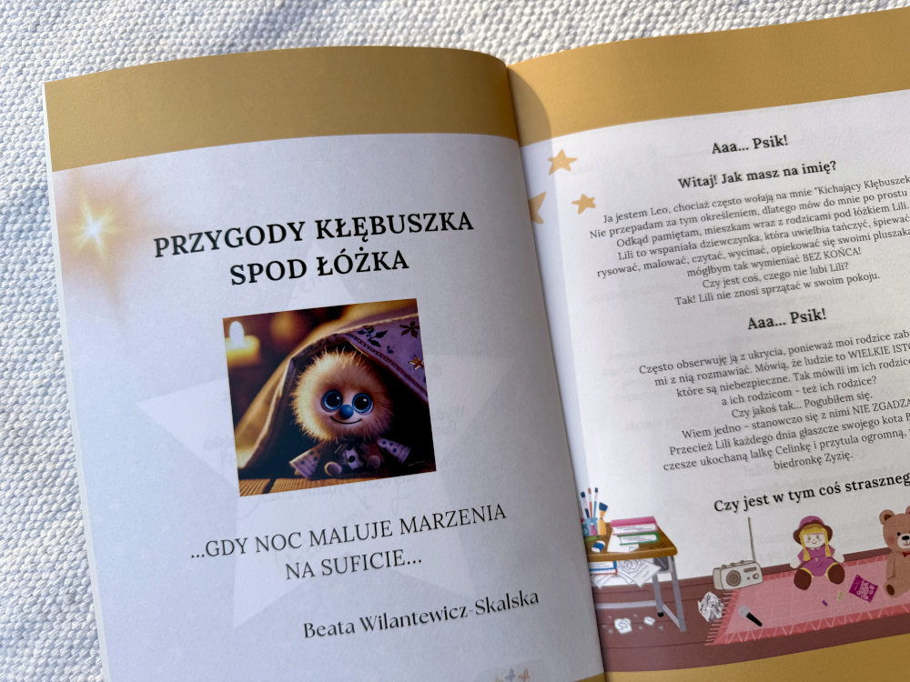 Otwarte strony książki „Przygody kłębuszka spod łóżka” z ilustracją małego kłębuszka i tytułem rozdziału; widoczna pierwsza część opowieści przedstawiająca rozmowę bohatera z narratorem.