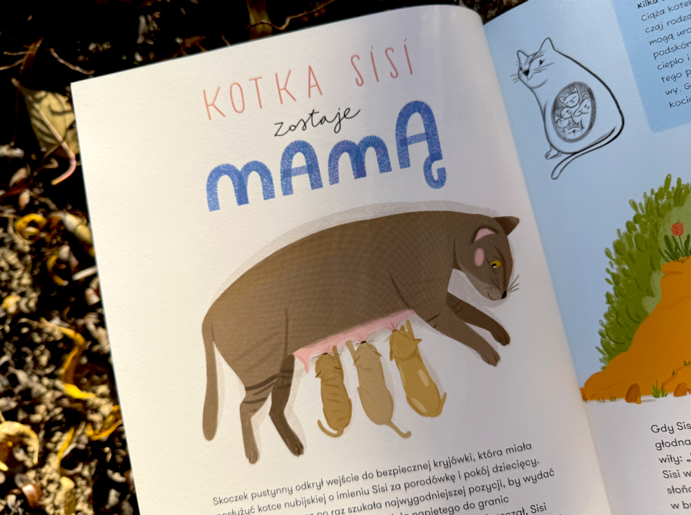 Kotka Sisi i jej kocięta z książki– czuła scena ukazująca relację mamy z młodymi kotkami.