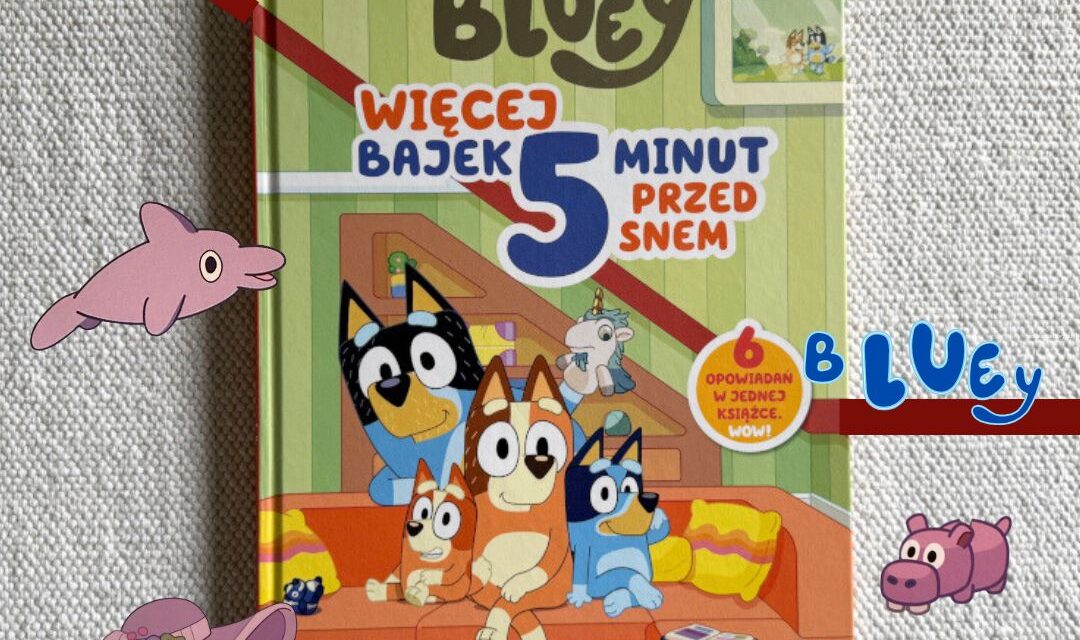 Okładka książki "Bluey. Więcej bajek 5 minut przed snem" z ilustracją uśmiechniętej rodziny Bluey – Bluey, Bingo oraz ich rodziców – stojących razem na niebieskim tle. Kolorowa, wesoła grafika w stylu kreskówki.