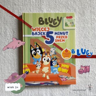 Okładka książki "Bluey. Więcej bajek 5 minut przed snem" z ilustracją uśmiechniętej rodziny Bluey – Bluey, Bingo oraz ich rodziców – stojących razem na niebieskim tle. Kolorowa, wesoła grafika w stylu kreskówki.