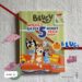 Okładka książki "Bluey. Więcej bajek 5 minut przed snem" z ilustracją uśmiechniętej rodziny Bluey – Bluey, Bingo oraz ich rodziców – stojących razem na niebieskim tle. Kolorowa, wesoła grafika w stylu kreskówki.