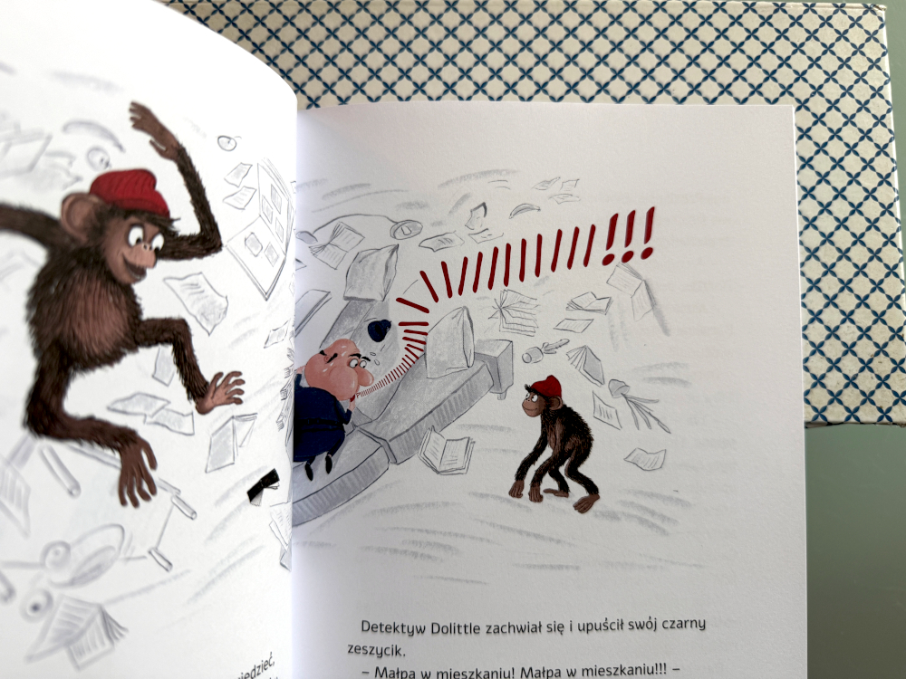 szympans Erazmus w pokoju w mieszkaniu doktor Win Wiggins