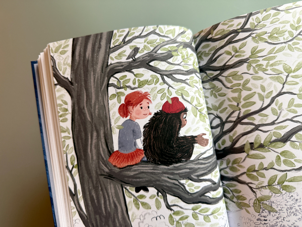 Erasmus I Annie siedzą razem na gałęzi drzewa