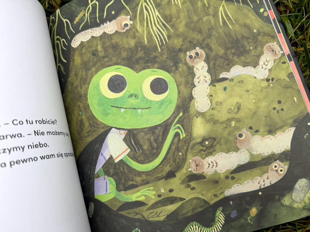 Okładka książki Podziemna przygoda odważnej żaby Rene autorstwa Gosi Herby i Mikołaja Pasińskiego – zielona żaba gra w szachy z dżdżownicą i owadem. Książka dla dzieci o ciekawości świata i odwadze