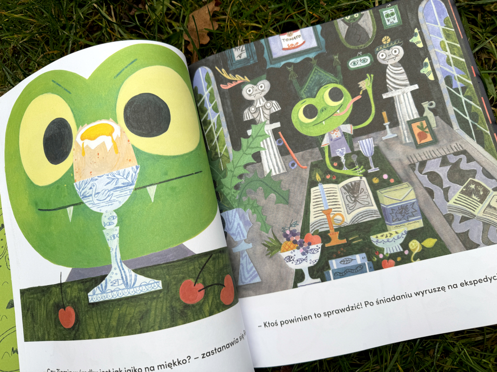 Ilustracja z książki Podziemna przygoda żaby Rene – zielona żaba Rene siedzi przy stole i je jajko na miękko, rozpoczynając swoją przygodę pełną ciekawości świata. Kolorowa, wyrazista ilustracja dla młodszych dzieci.