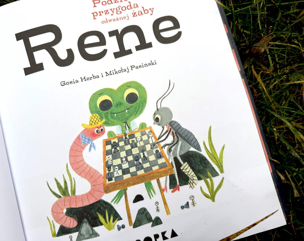 Wnętrze książki Podziemna przygoda żaby Rene – bohaterka podczas podziemnej wyprawy, otoczona korzeniami i małymi stworzeniami. Ilustracja wspierająca opowieść o odkrywaniu, odwadze i dziecięcej ciekawości.