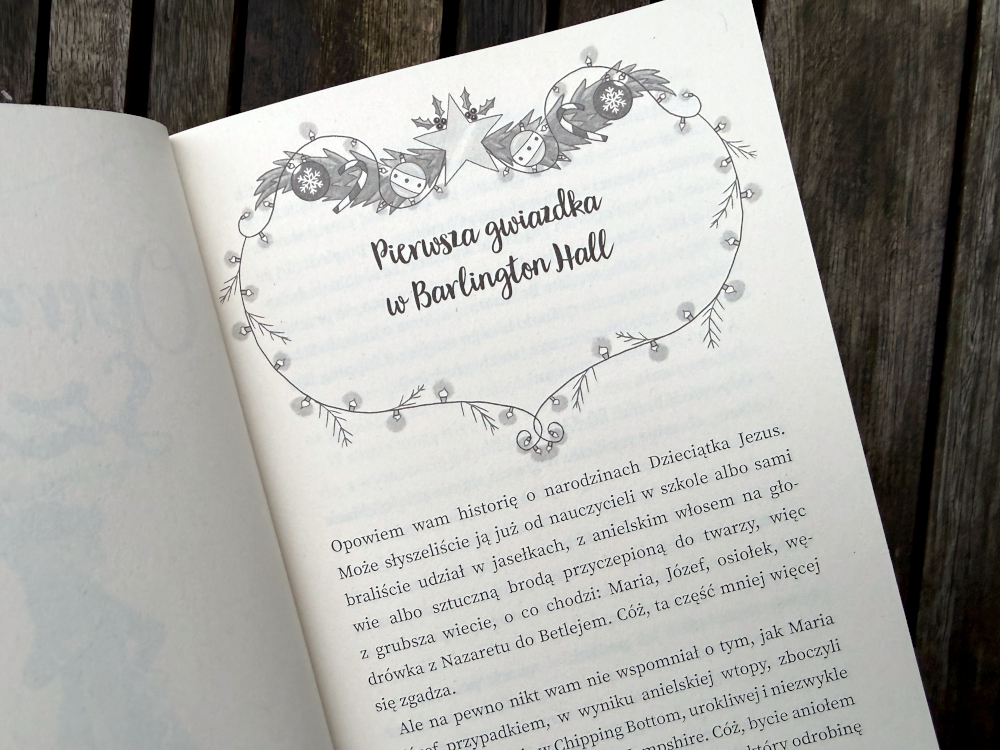 Ilustracja z książki Operacja Szopka – rozdział Pierwsza gwiazdka w Barlington Hall, ozdobny nagłówek z motywami świątecznymi i początkiem historii o Bożym Narodzeniu