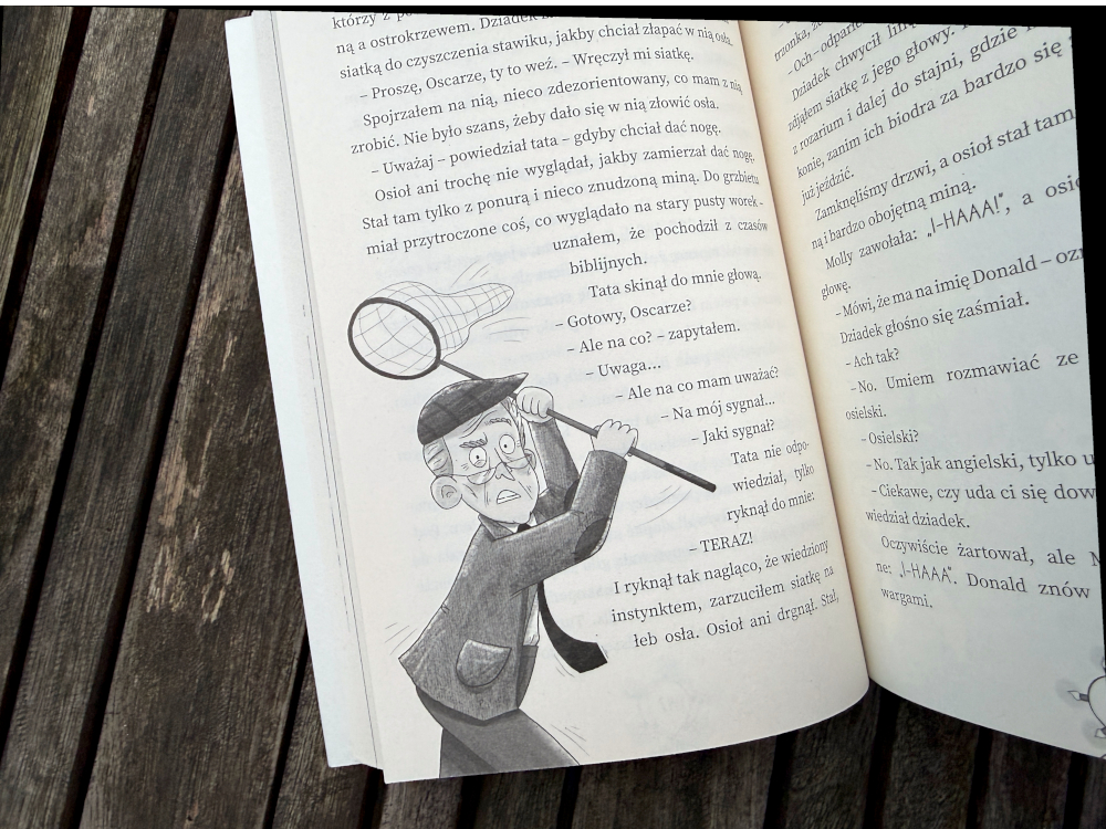 Czarno-biała ilustracja z książki Operacja Szopka – dziadek z siatką do łapania, scena pełna humoru z Oskarem i jego rodziną podczas przygód w Barlington Hall