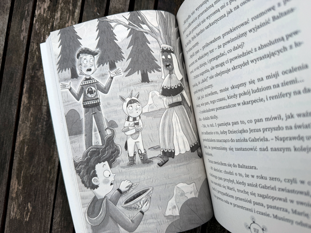 Ilustracja z powieści Operacja Szopka – Oskar, Molly i postać w teatralnym stroju podczas przygotowań do rodzinnej szopki bożonarodzeniowej, scena przygodowa w zimowym klimacie