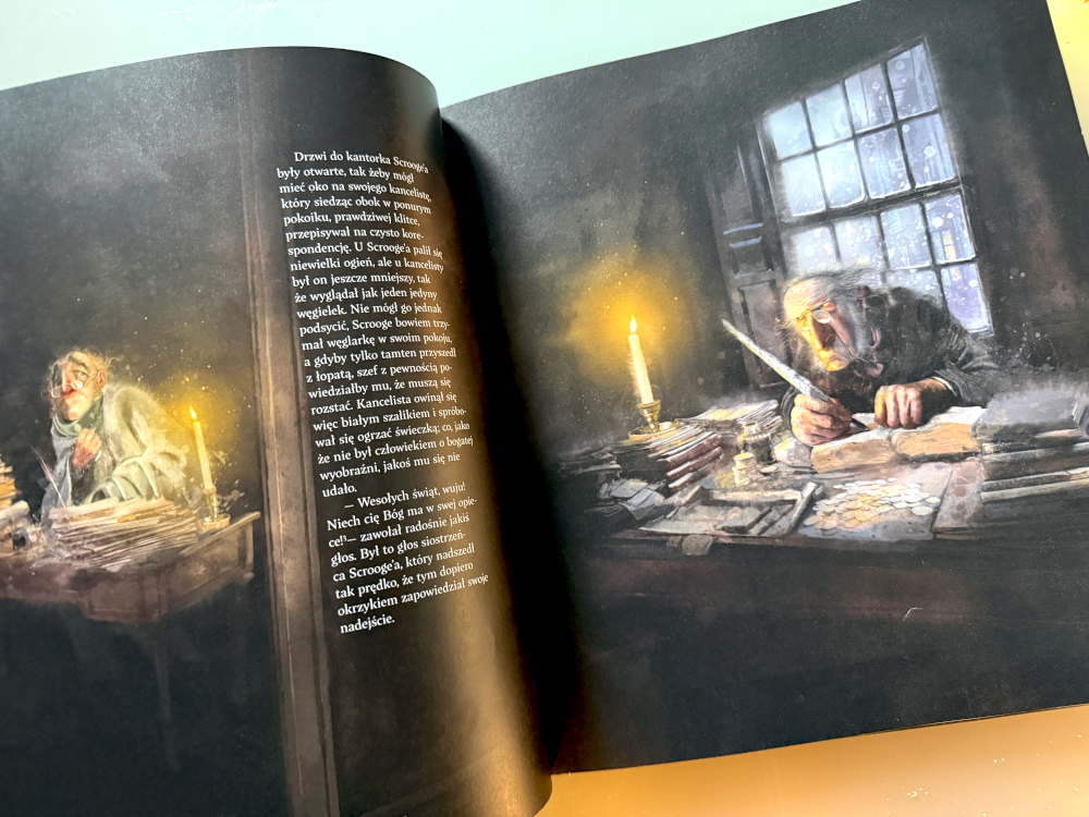 Nastrojowa ilustracja z Opowieści wigilijnej ukazująca Ebenezera Scrooge’a samotnie pracującego nocą