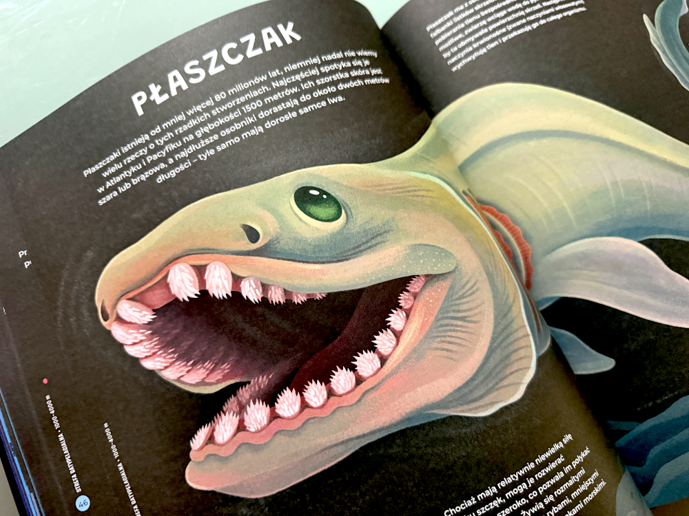 Okładka książki Potwory z głębin przedstawiająca głębinową rybę z bioluminescencyjnym wabikiem na ciemnym tle oceanu.