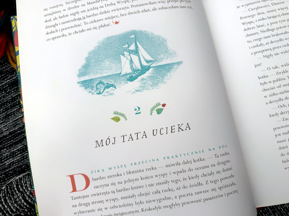 Rozdział drugi książki o Smoku i spełnianiu dziecięcych marzeń– ilustracja statku na morzu i tytuł „Mój tata ucieka”