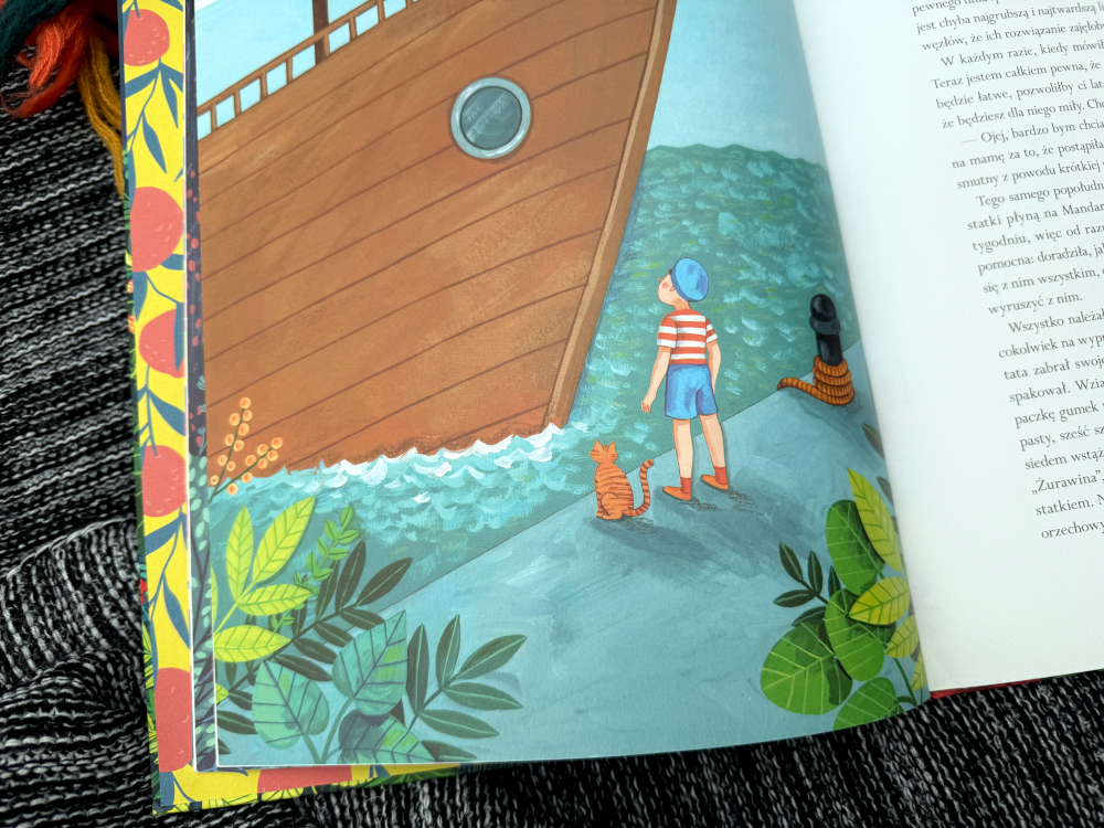 Ilustracja z książki Smok mojego taty – chłopiec i kot stojący przy brzegu obok dużego statku, gotowi do wyprawy.