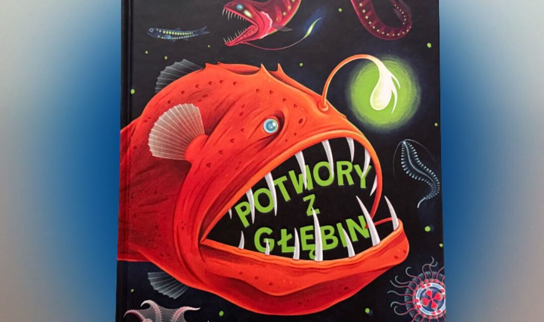 Okładka książki Potwory z głębin przedstawiająca głębinową rybę z bioluminescencyjnym wabikiem na ciemnym tle oceanu.