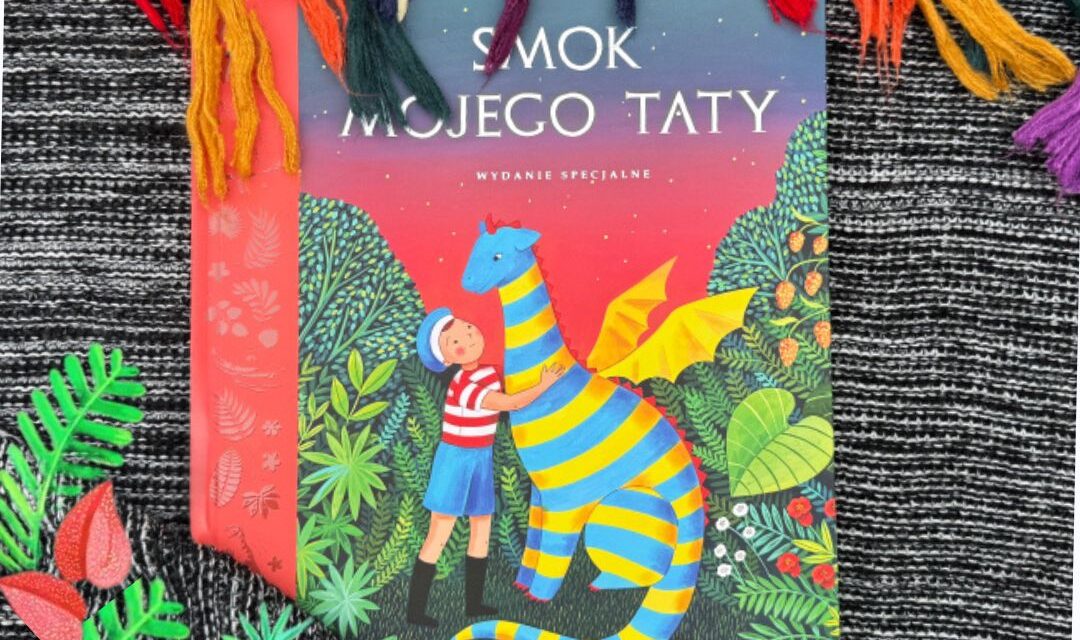Okładka książki „Smok mojego taty” – chłopiec jadący na grzbiecie młodego smoka nad Okładka książki „Smok mojego taty” – chłopiec leci na smoku nad kolorową Dziką Wyspą pełną roślin.