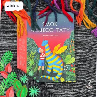 Okładka książki „Smok mojego taty” – chłopiec jadący na grzbiecie młodego smoka nad Okładka książki „Smok mojego taty” – chłopiec leci na smoku nad kolorową Dziką Wyspą pełną roślin.