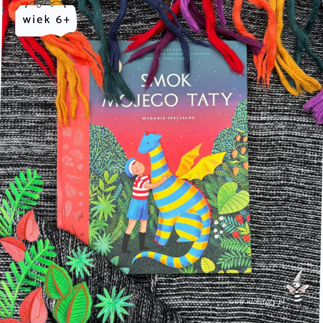 Okładka książki „Smok mojego taty” – chłopiec jadący na grzbiecie młodego smoka nad Okładka książki „Smok mojego taty” – chłopiec leci na smoku nad kolorową Dziką Wyspą pełną roślin.