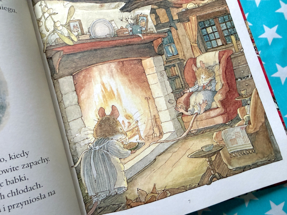 scena z myszkami z Jeżynowego Grodu – mama myszka niesie kolację panu Myszkowa który siedzi na fotelu i odpoczywa po całym dniu pracy