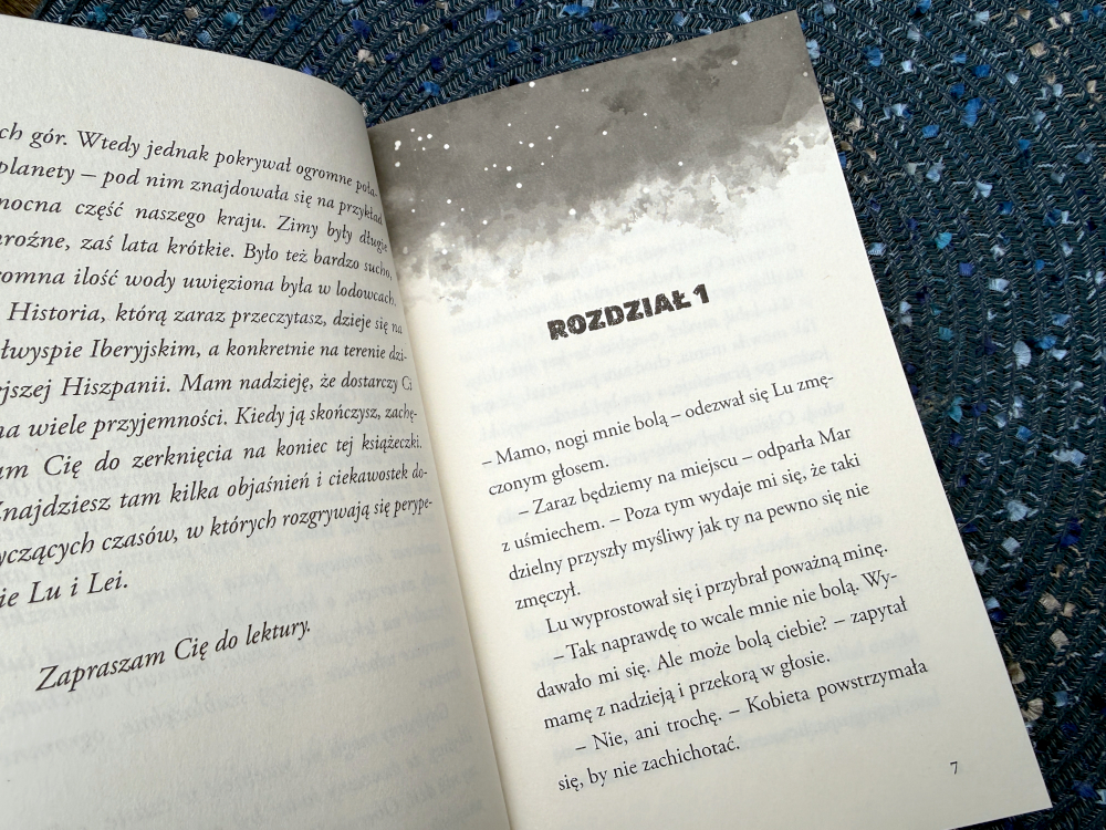 Początek książki Lu i Lei. Prahistoryczna przygoda – otwarta powieść dla dzieci, pierwszy rozdział wprowadzający w świat prehistorii.